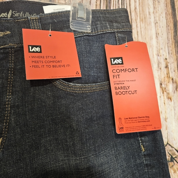 Lee women's comfort fit stretch dark wash barely bootcut jeans sz 10sp - Picture 3 of 7